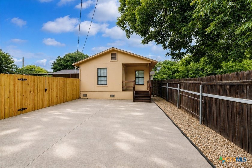 Homes like this are a rare find! Located in one of Luling's most - photo 29