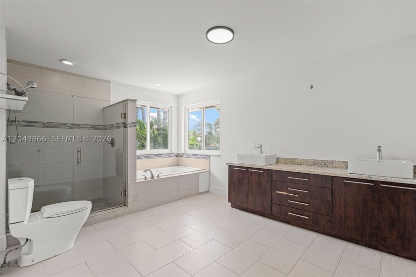 Ideally located in desirable East Hollywood, just minutes from - photo 39