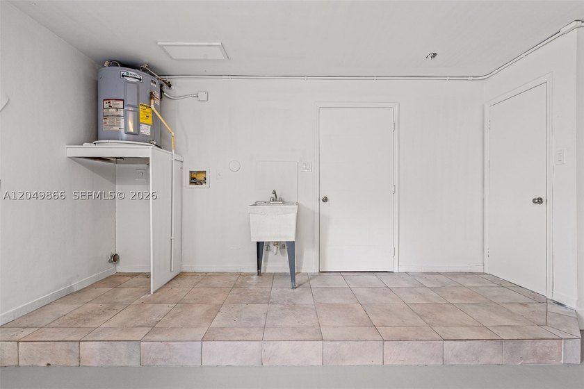 Ideally located in desirable East Hollywood, just minutes from - photo 42