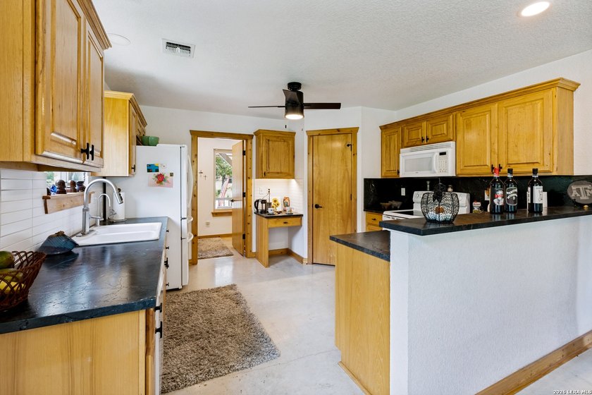 Unique well maintained river front home in The Crossing. Hill - photo 6