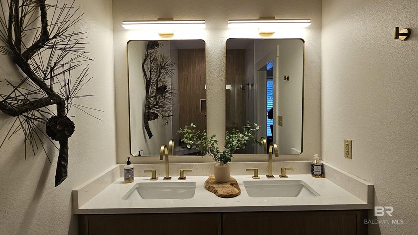 OPEN 2-4 Sat &amp; Sun 1-4 LOCATION, LOCATION - GORGEOUS, UPGRADED - photo 8