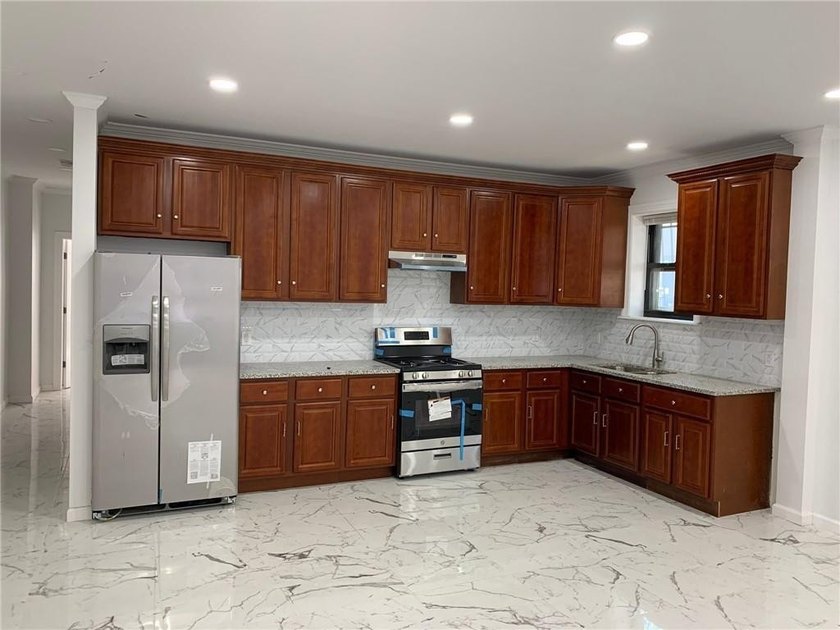 Magnificent 3 family located in a very desirable part of Midwood - photo 3