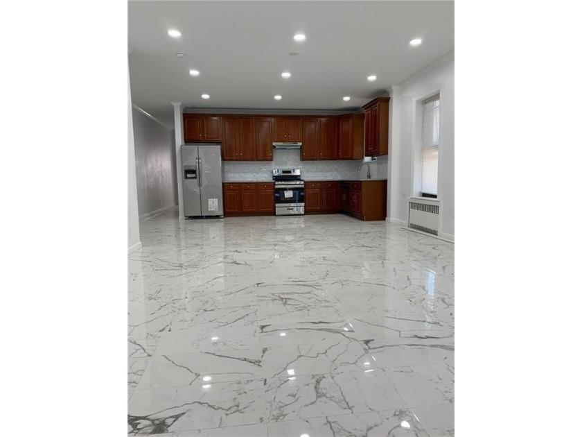 Magnificent 3 family located in a very desirable part of Midwood - photo 4