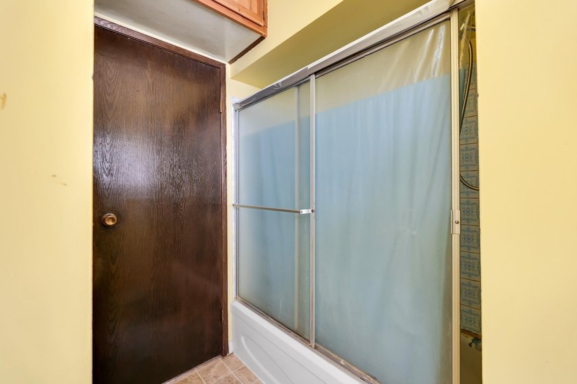 SUNNY MOUNTAIN VIEWS in Valleycliffe. This 3 bed, 3 bath home - photo 17