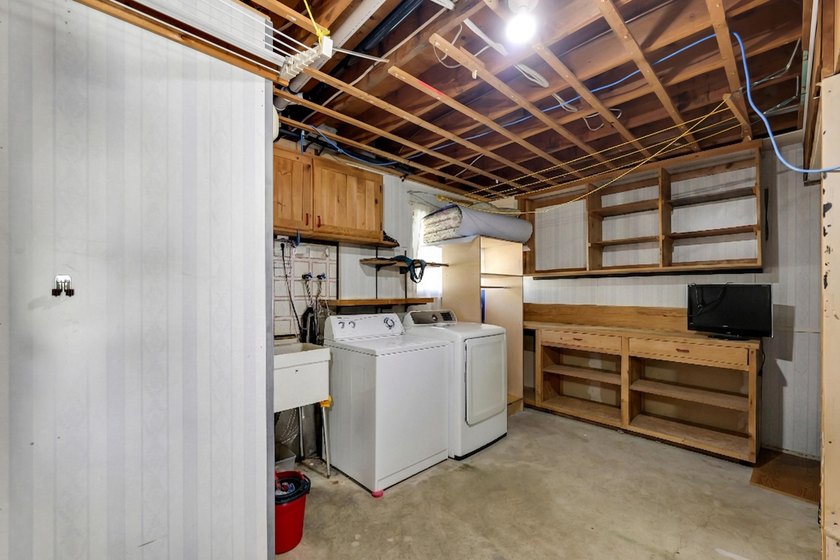 SUNNY MOUNTAIN VIEWS in Valleycliffe. This 3 bed, 3 bath home - photo 21