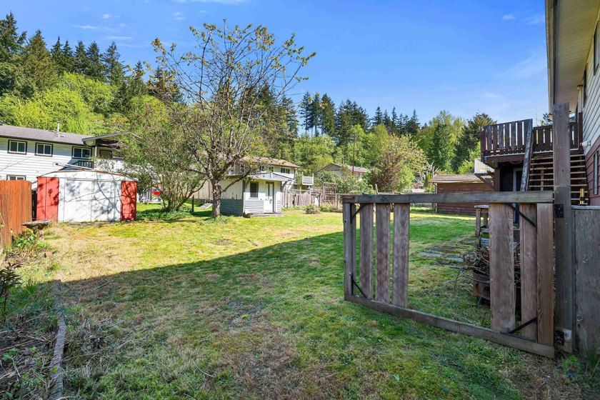 SUNNY MOUNTAIN VIEWS in Valleycliffe. This 3 bed, 3 bath home - photo 24
