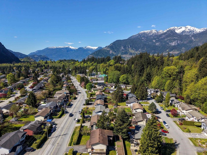 SUNNY MOUNTAIN VIEWS in Valleycliffe. This 3 bed, 3 bath home - photo 27