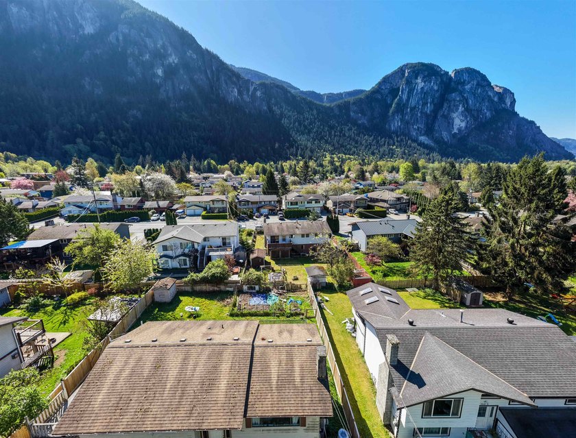 SUNNY MOUNTAIN VIEWS in Valleycliffe. This 3 bed, 3 bath home - photo 30