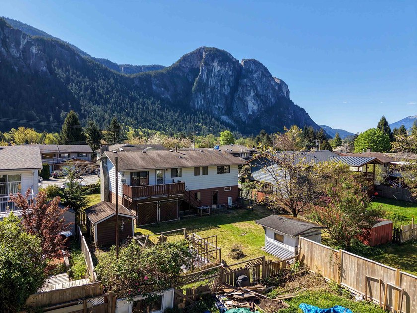 SUNNY MOUNTAIN VIEWS in Valleycliffe. This 3 bed, 3 bath home - photo 31