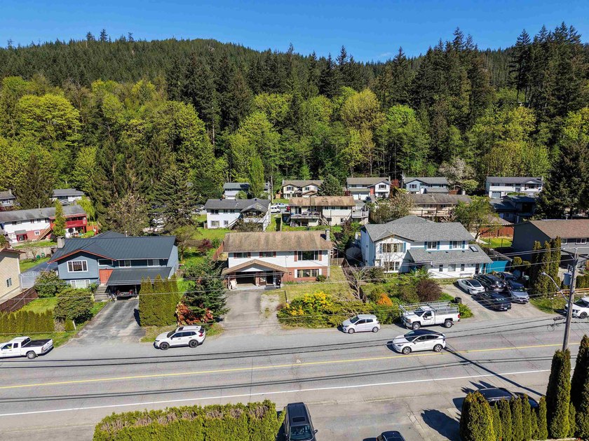 SUNNY MOUNTAIN VIEWS in Valleycliffe. This 3 bed, 3 bath home - photo 32