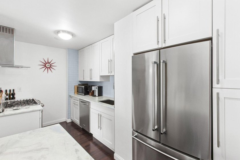 Perched high above Midtown East with breathtaking skyline views - photo 4