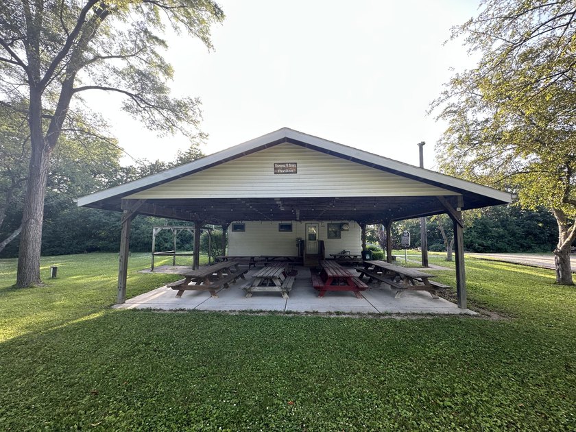 Enjoy peaceful living near Lake Ivanhoe! This charming 1-bedroom - photo 18