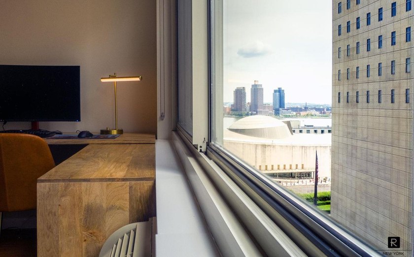 Welcome to this sun-filled, south-facing homean airy yet - photo 6