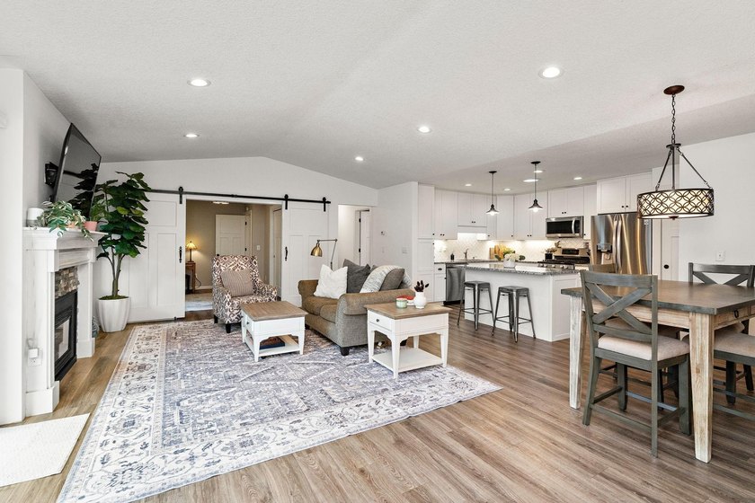 Welcome to this beautifully updated Kingswood model in desirable - photo 2