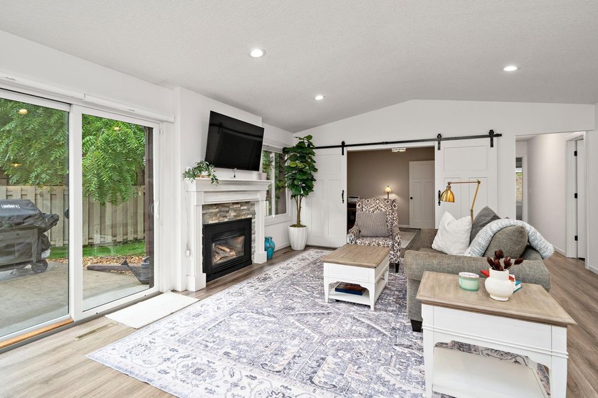 Welcome to this beautifully updated Kingswood model in desirable - photo 3