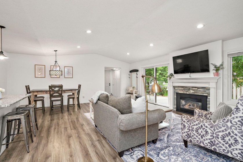 Welcome to this beautifully updated Kingswood model in desirable - photo 4