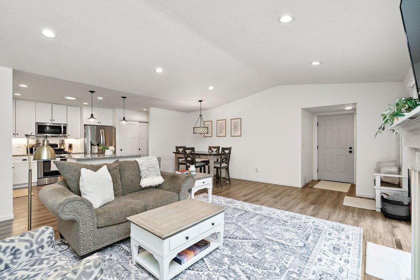 Welcome to this beautifully updated Kingswood model in desirable - photo 5