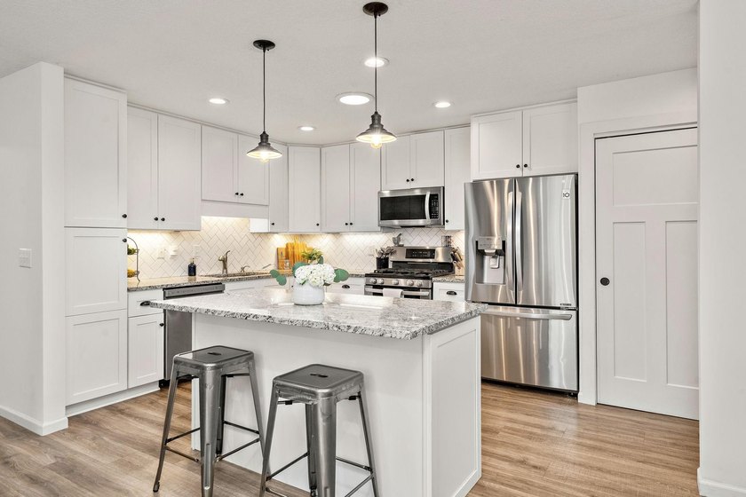 Welcome to this beautifully updated Kingswood model in desirable - photo 6