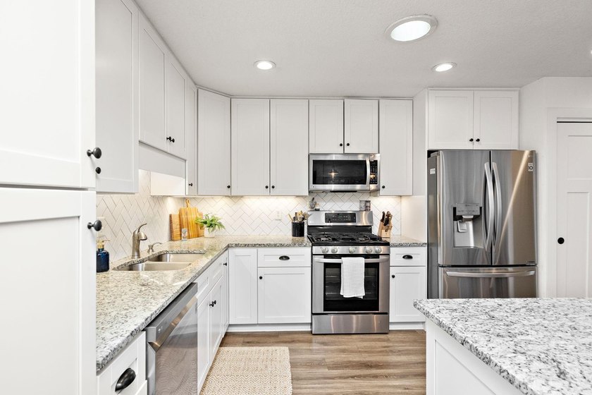 Welcome to this beautifully updated Kingswood model in desirable - photo 8