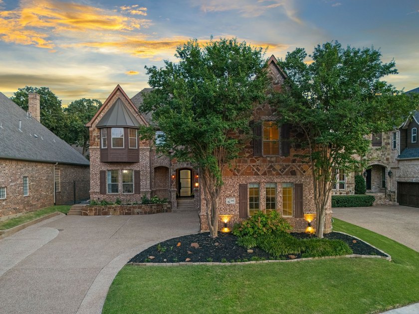 Nestled within the prestigious, guard-gated Villas of Hogan's - photo 2
