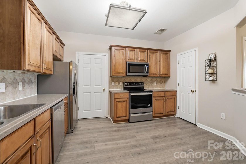 Welcome home to this beautifully maintained 3-bedroom - photo 4