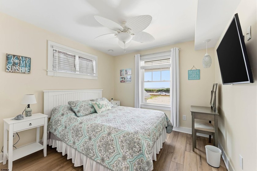 Exceptional ocean views and a premier Gardens location set the - photo 22