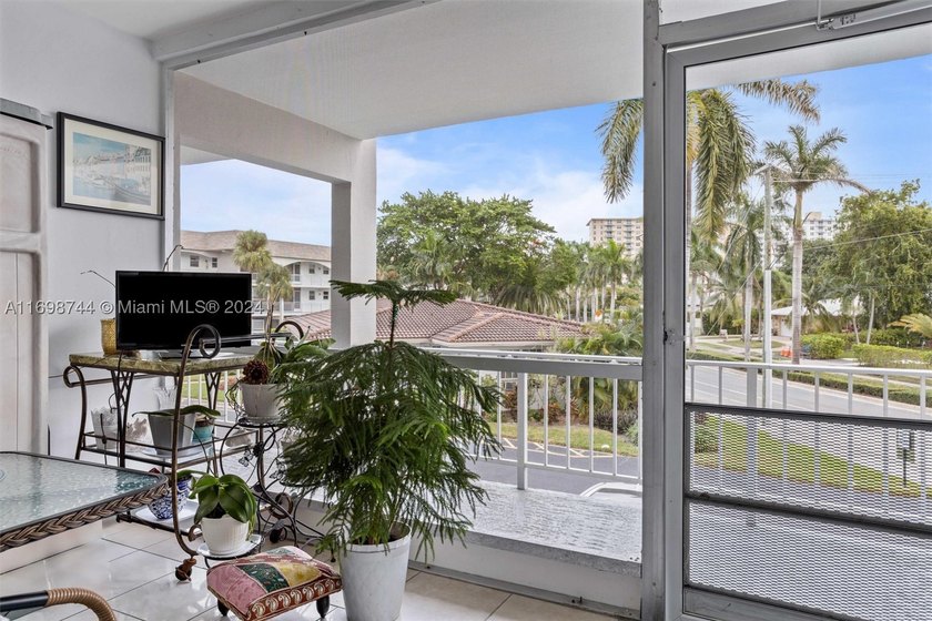 Step into this beautifully remodeled 1-bedroom, 1-bathroom condo - photo 5