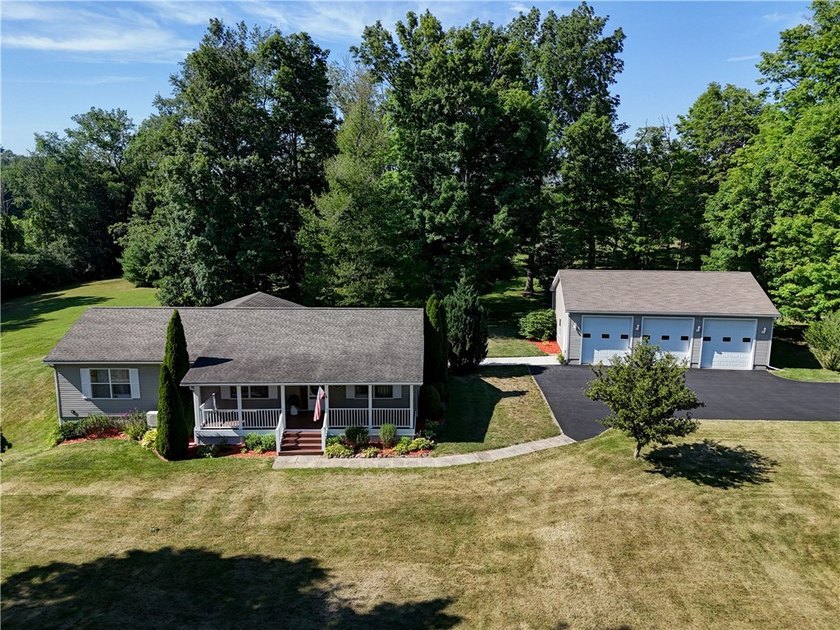 Welcome to this Impeccably Maintained 3 Bedroom, 2 Full Bath - photo 4