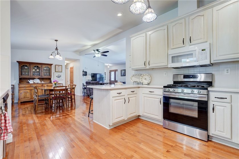 Welcome to this Impeccably Maintained 3 Bedroom, 2 Full Bath - photo 7