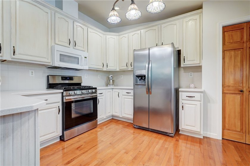 Welcome to this Impeccably Maintained 3 Bedroom, 2 Full Bath - photo 8