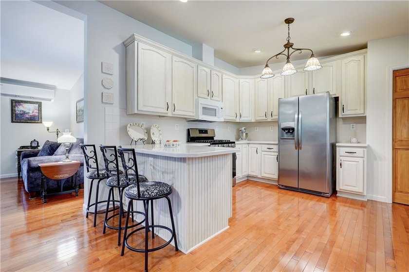 Welcome to this Impeccably Maintained 3 Bedroom, 2 Full Bath - photo 9