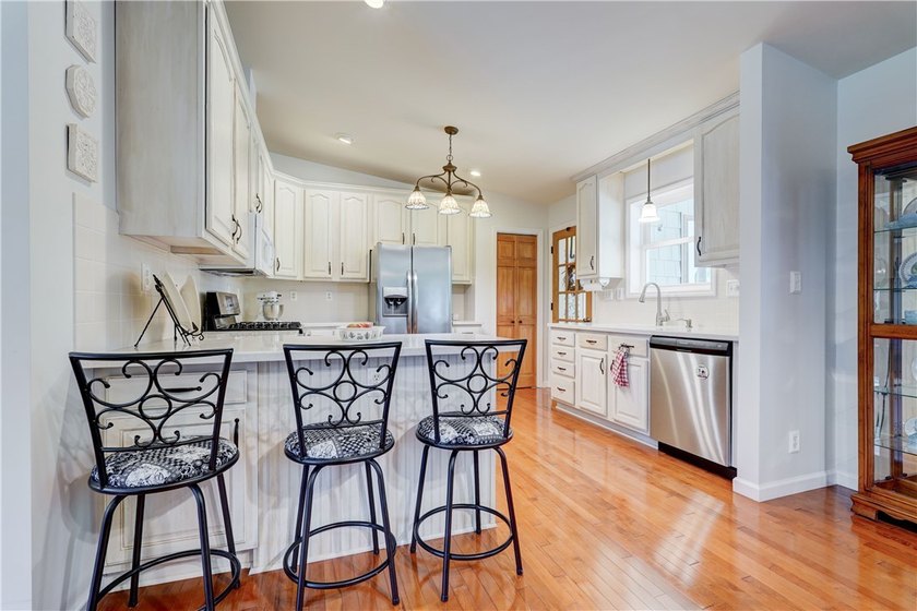 Welcome to this Impeccably Maintained 3 Bedroom, 2 Full Bath - photo 10