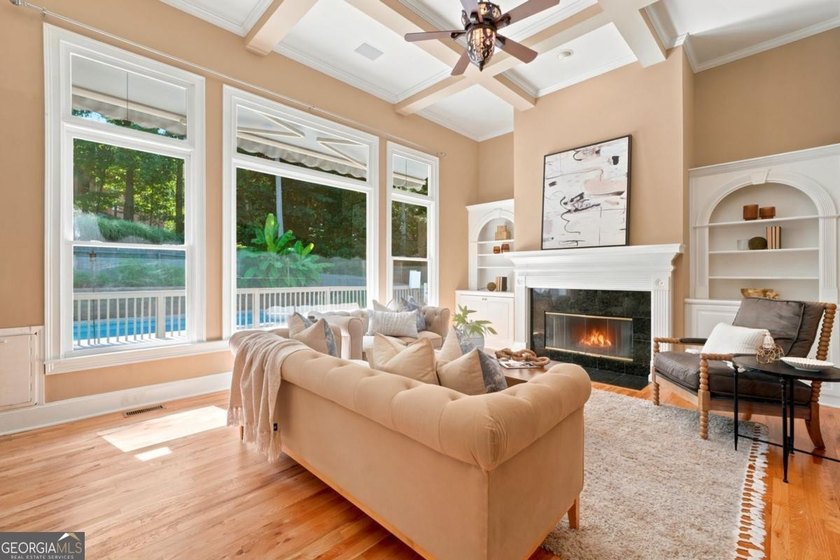 Beautifully 6 bedroom. home on a private cul-de-sac lot in - photo 6