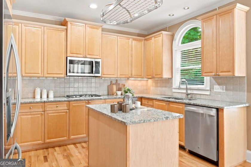 Beautifully 6 bedroom. home on a private cul-de-sac lot in - photo 9