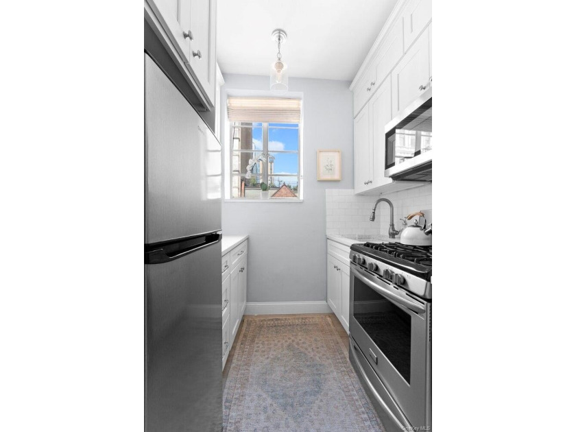 Tucked along one of Gramercy's most coveted tree-lined streets - photo 6