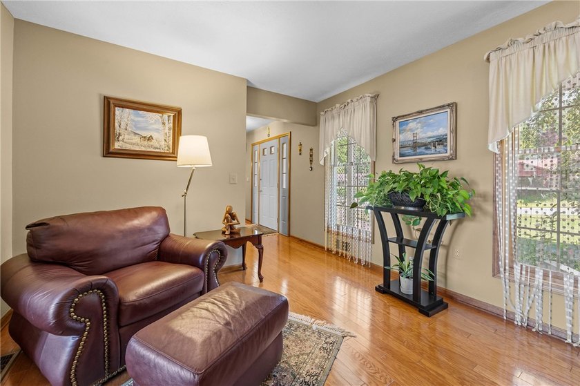 Welcome to this impeccably maintained 4-bedroom, 3.5-bath - photo 4