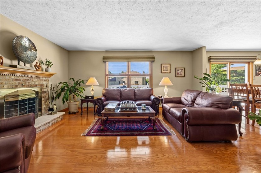 Welcome to this impeccably maintained 4-bedroom, 3.5-bath - photo 7