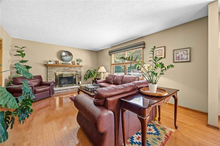 Welcome to this impeccably maintained 4-bedroom, 3.5-bath - photo 8