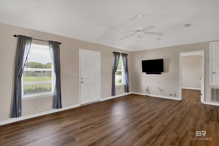 Priced to sell! 3 Bedroom 2 bath home close to town in Central - photo 8