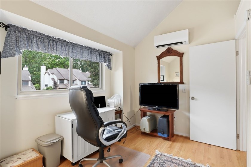 Welcome to 39 Menlo Place! Nestled at the end of a quiet - photo 13