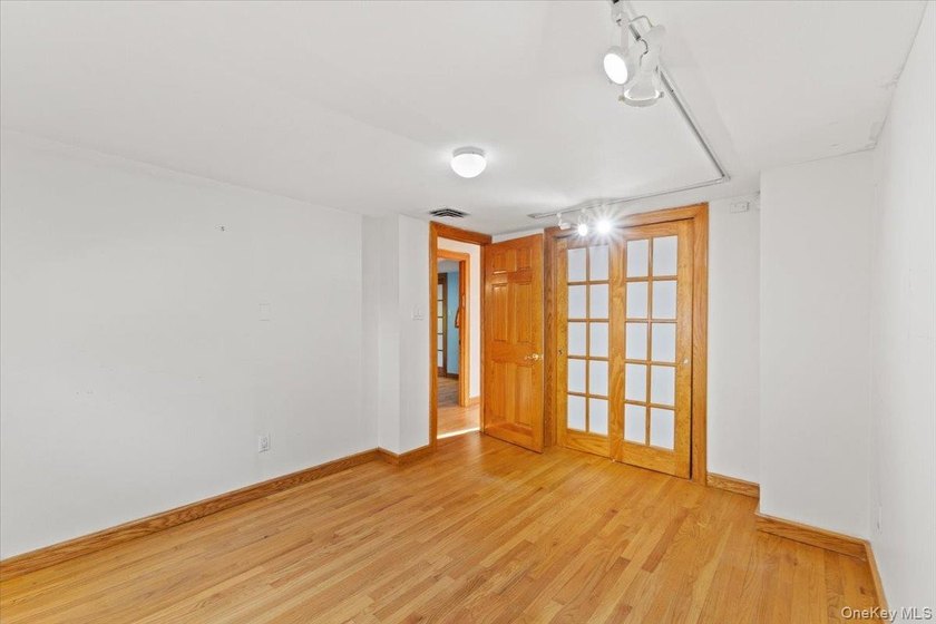 Welcome to 3 Franklin Road, a spacious and sun-filled Colonial - photo 15