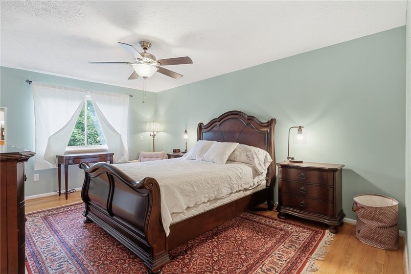 Welcome to 39 Menlo Place! Nestled at the end of a quiet - photo 18