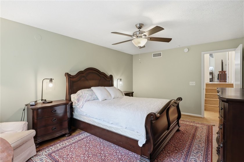 Welcome to 39 Menlo Place! Nestled at the end of a quiet - photo 19