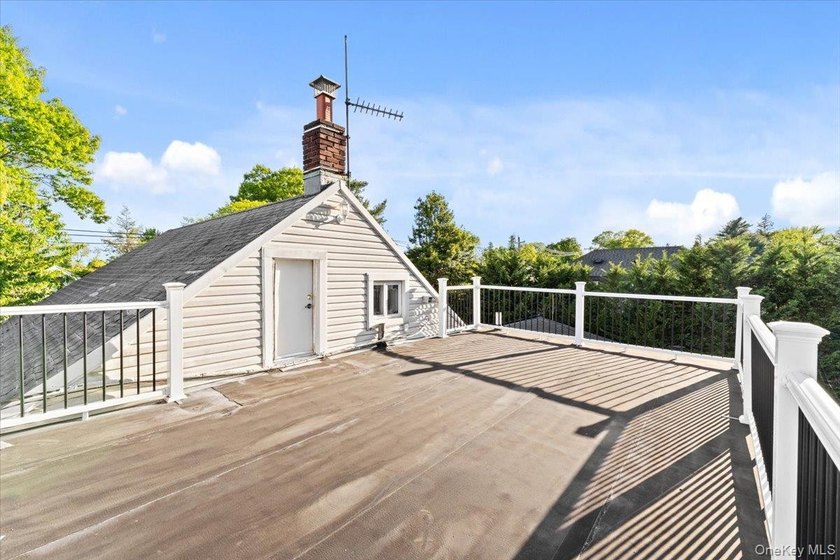Welcome to 3 Franklin Road, a spacious and sun-filled Colonial - photo 21