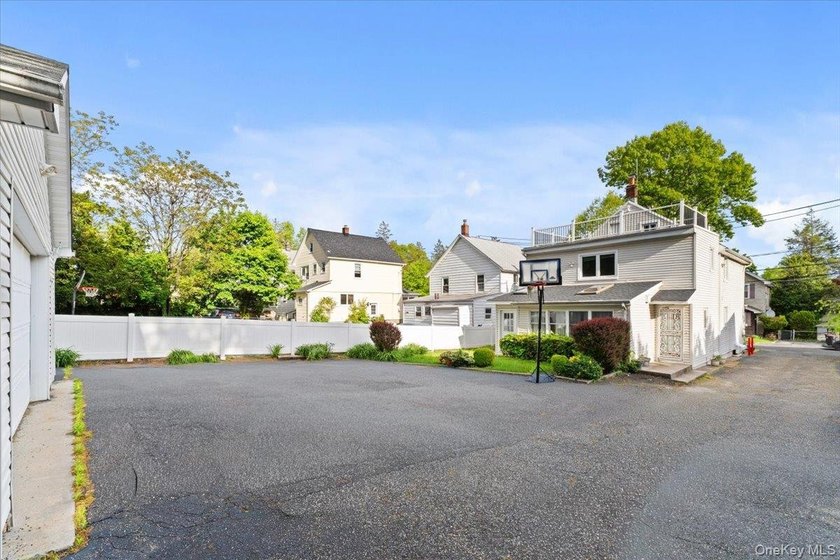 Welcome to 3 Franklin Road, a spacious and sun-filled Colonial - photo 27