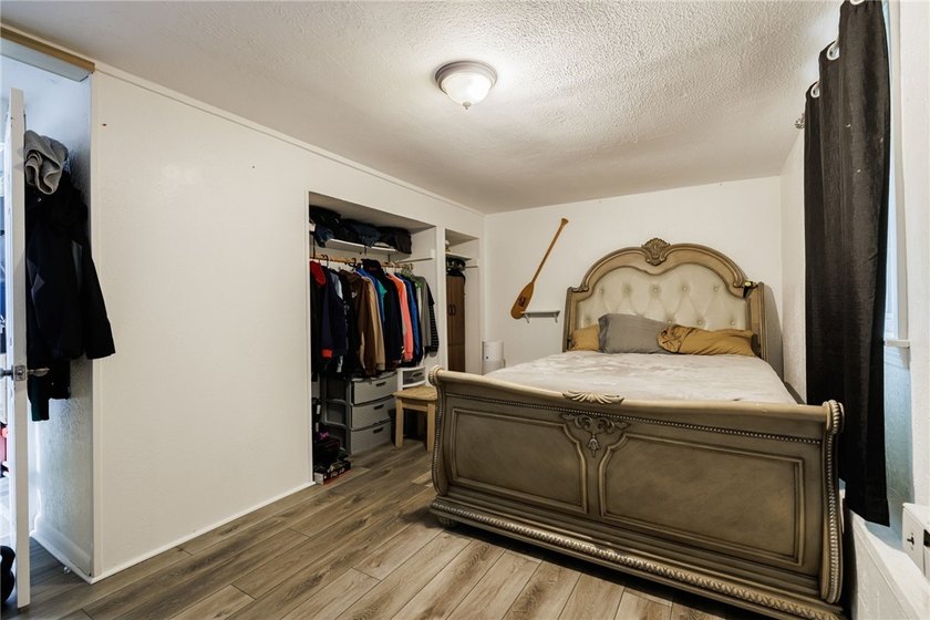 Welcome to this beautifully updated 6-bedroom, 4-full-bath home - photo 3