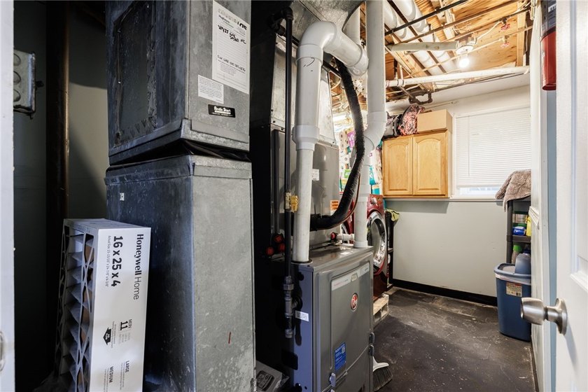 Welcome to this beautifully updated 6-bedroom, 4-full-bath home - photo 4