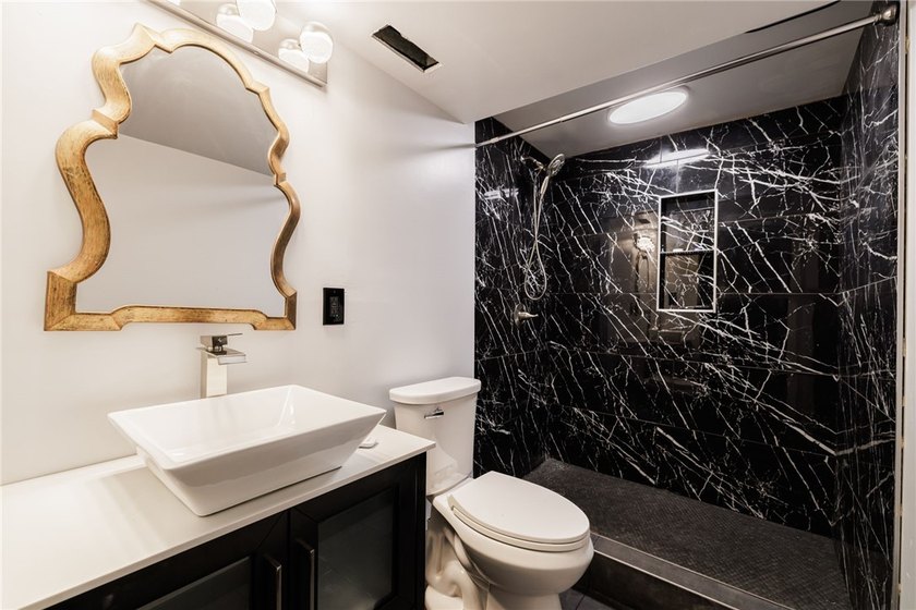 Welcome to this beautifully updated 6-bedroom, 4-full-bath home - photo 5
