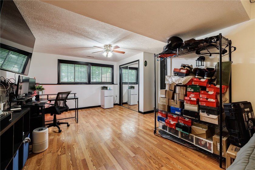 Welcome to this beautifully updated 6-bedroom, 4-full-bath home - photo 6