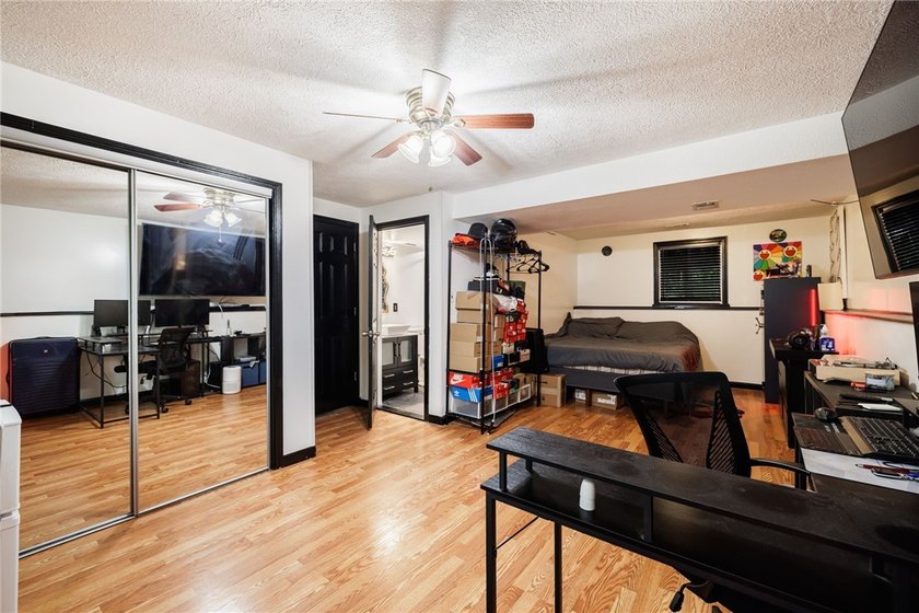 Welcome to this beautifully updated 6-bedroom, 4-full-bath home - photo 7